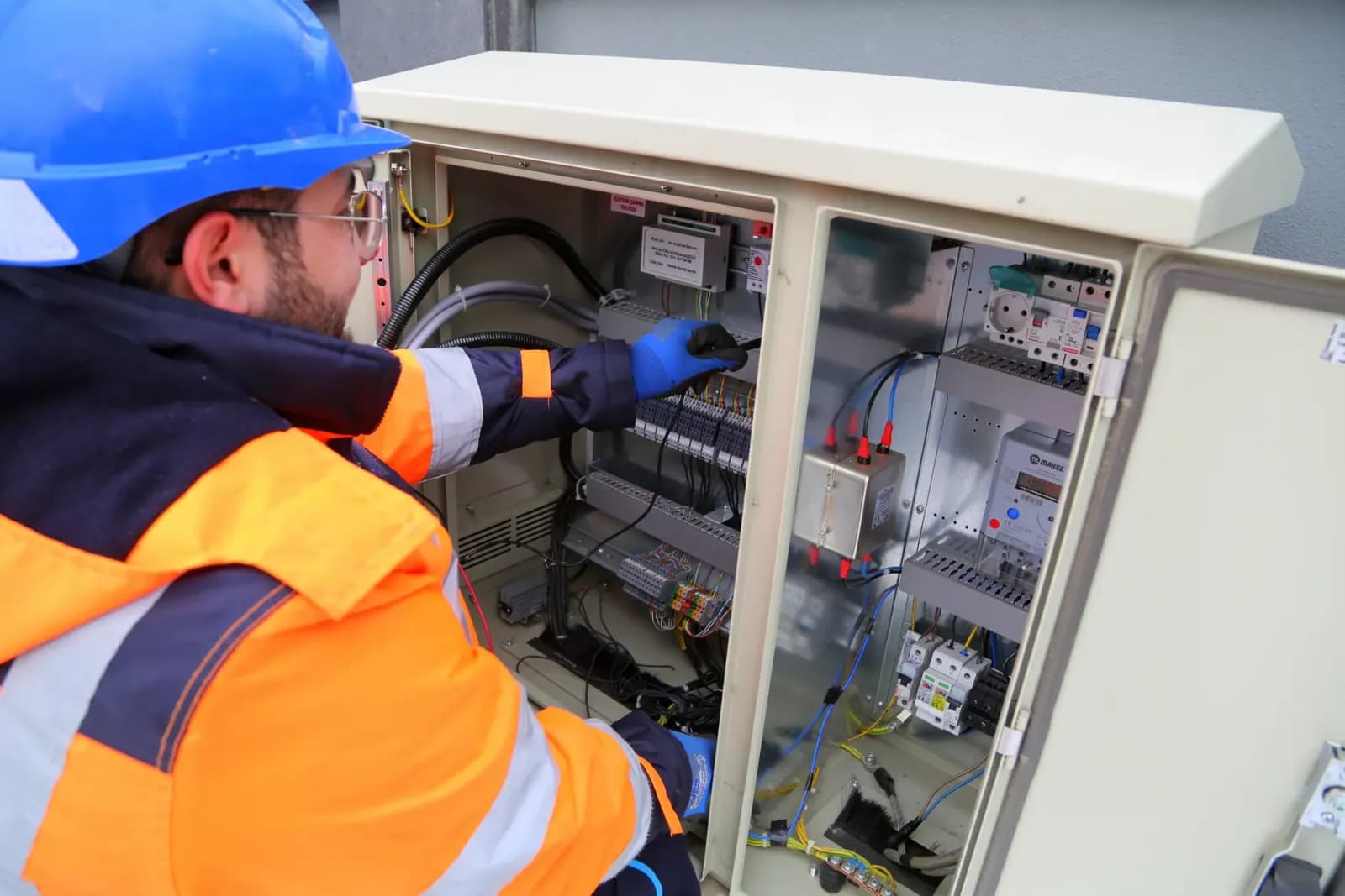 Elektrik panosu üzerinde çalışan bir elektrik teknikeri
