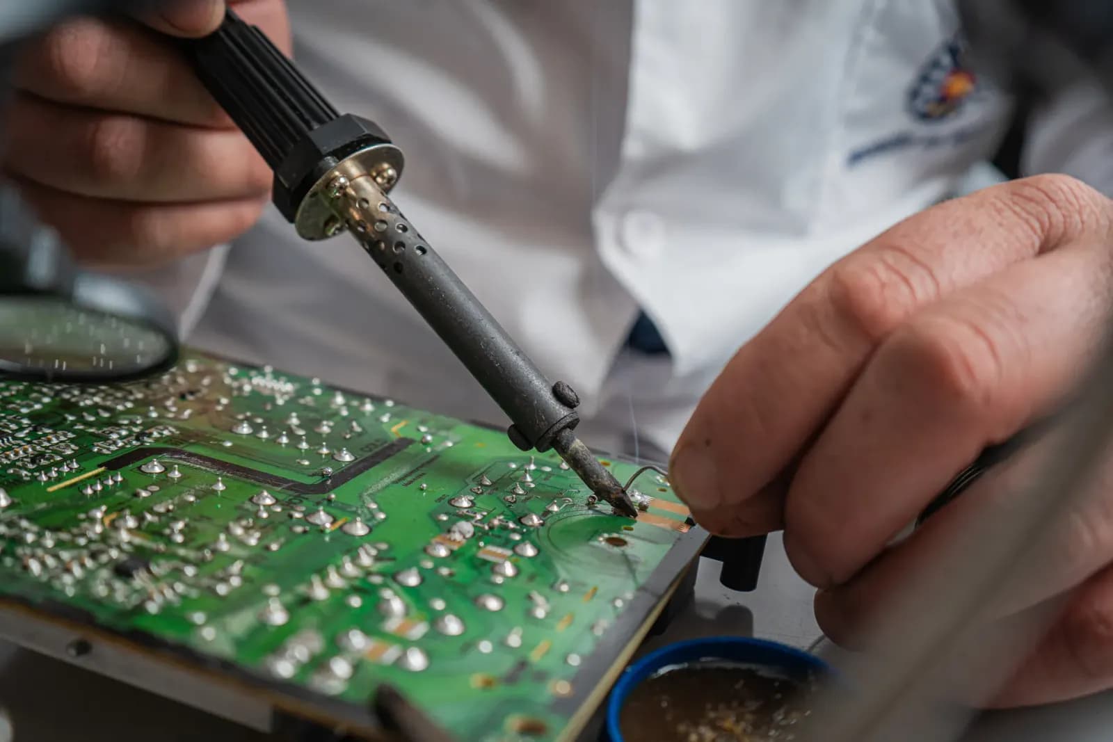 Elektronik teknisyeni devre kartı üzerinde çalışırken