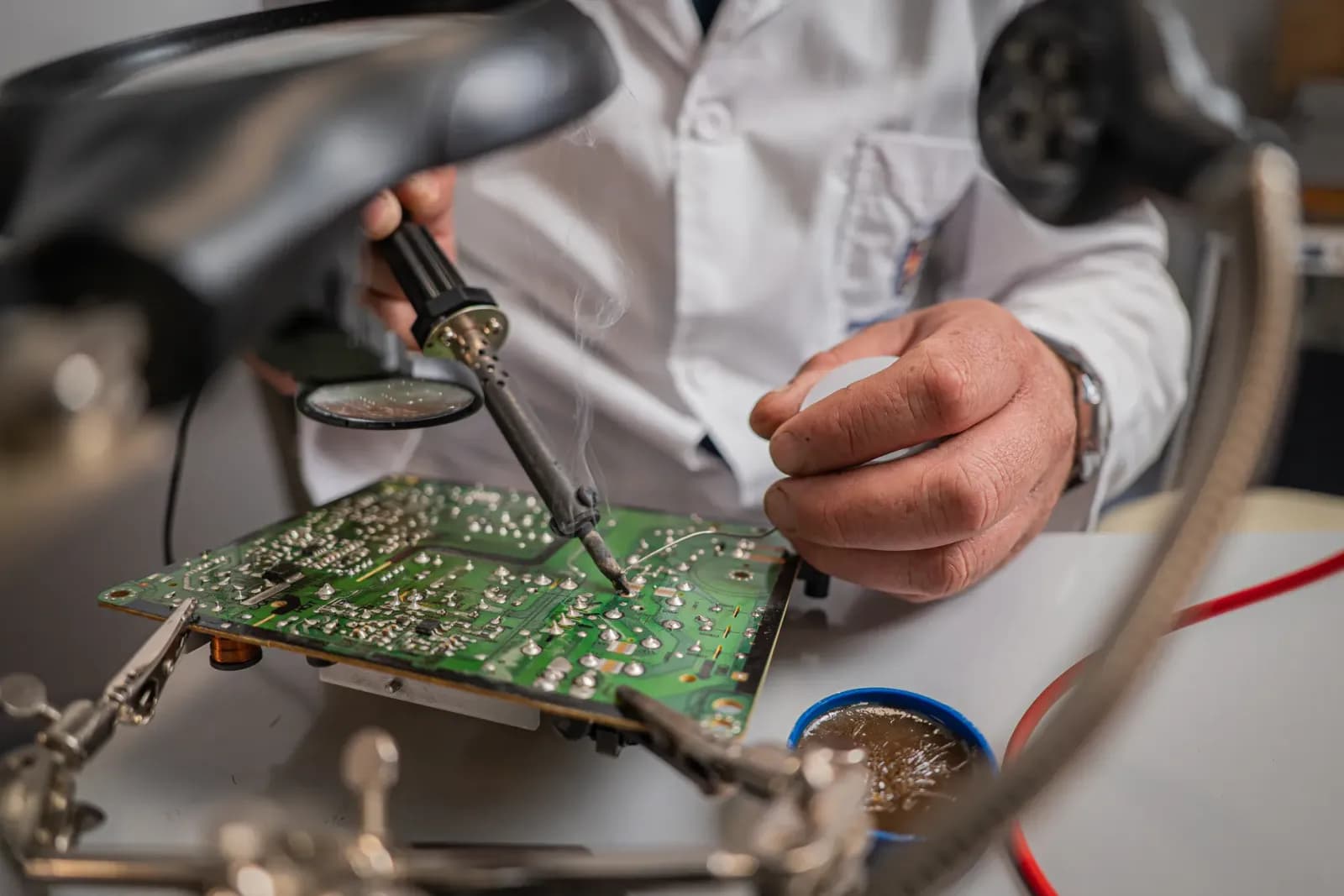 Elektronik teknisyeni devre kartı üzerinde çalışırken
