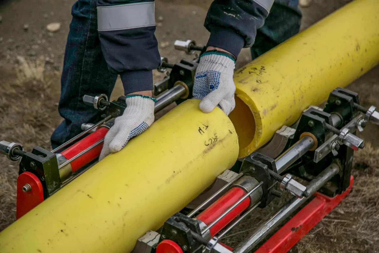 Doğalgaz tesisat teknisyeni boru hattı montajı yaparken