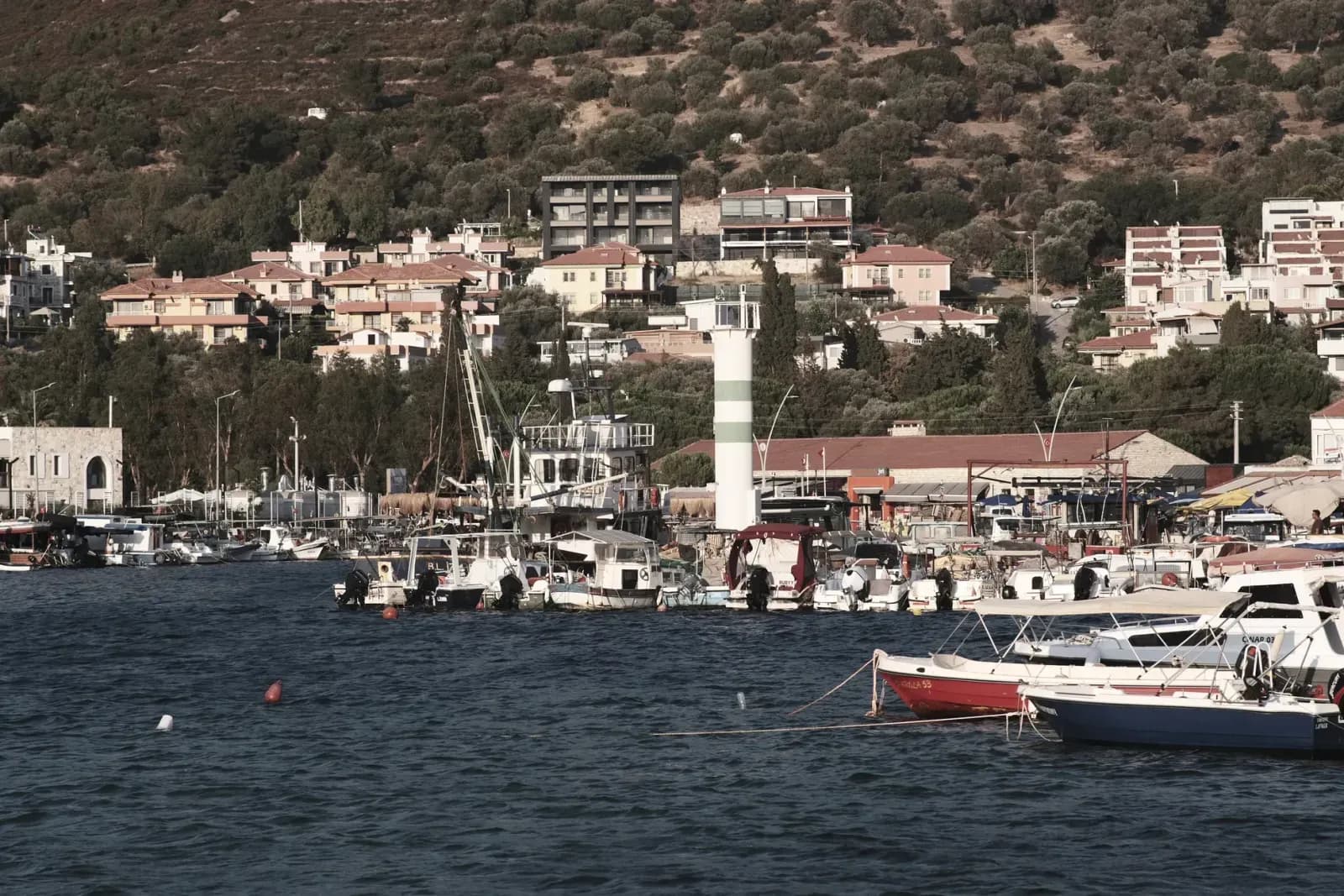 Foça taş binaları arasında bir çalışma masası