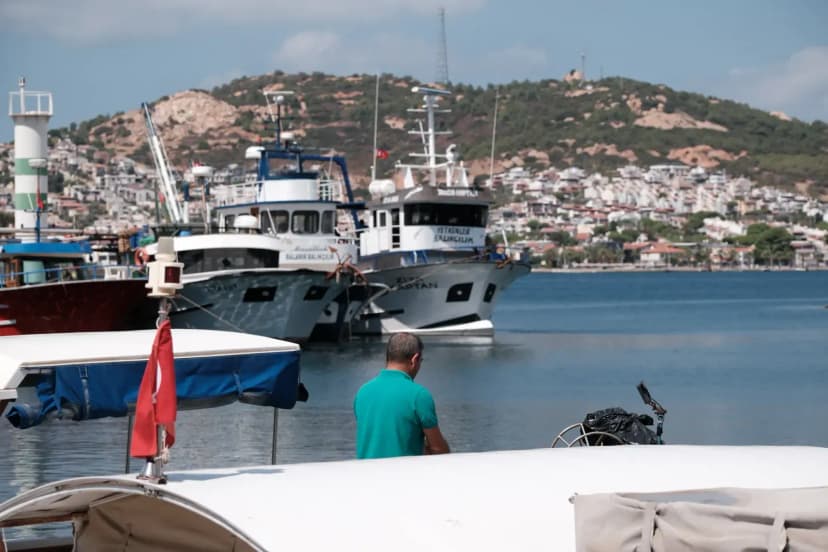 Seferihisar'da deniz manzaralı bir evden bilgisayarıyla çalışan uzaktan çalışan