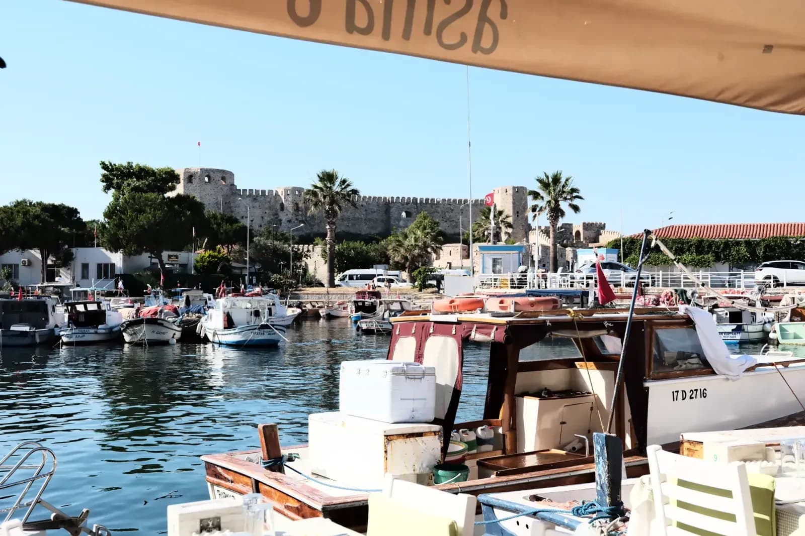 Çeşme Marina'da lüks yatların bağlı olduğu liman manzarası