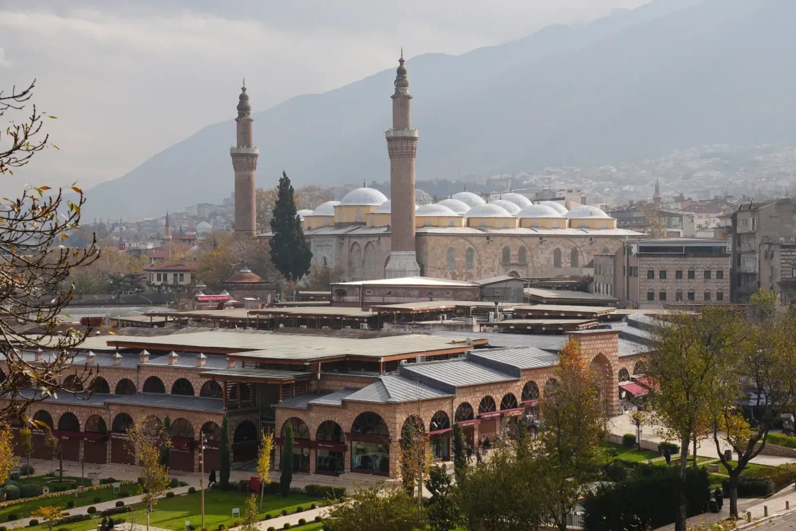 Bursa Osmangazi iş merkezi silüeti ve ofis çalışanları