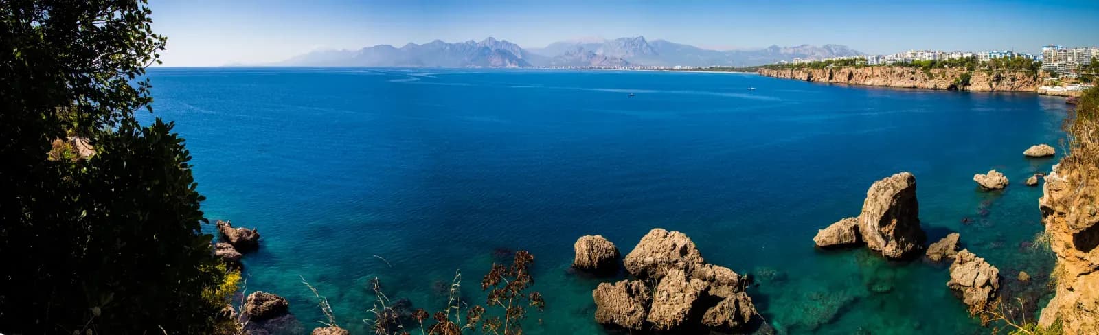 Antalya Muratpaşa bölgesinde 2026 yılına ait modern ofisler ve iş hayatı