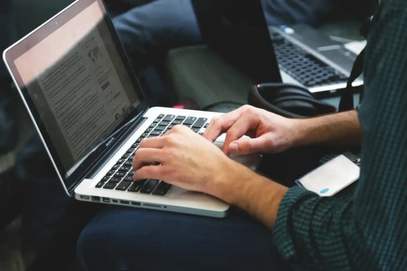 Yüksek teknolojili bir ofiste çalışan Türk mühendis