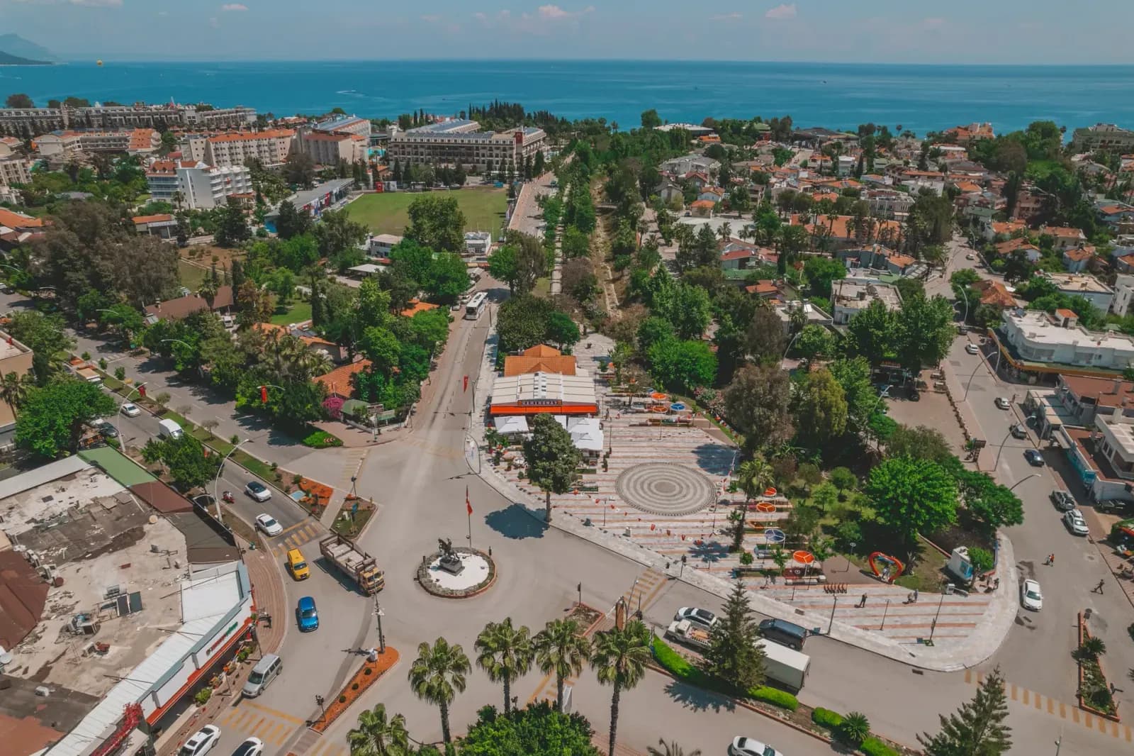 Kepez'de modern bir iş merkezinde çalışan profesyoneller