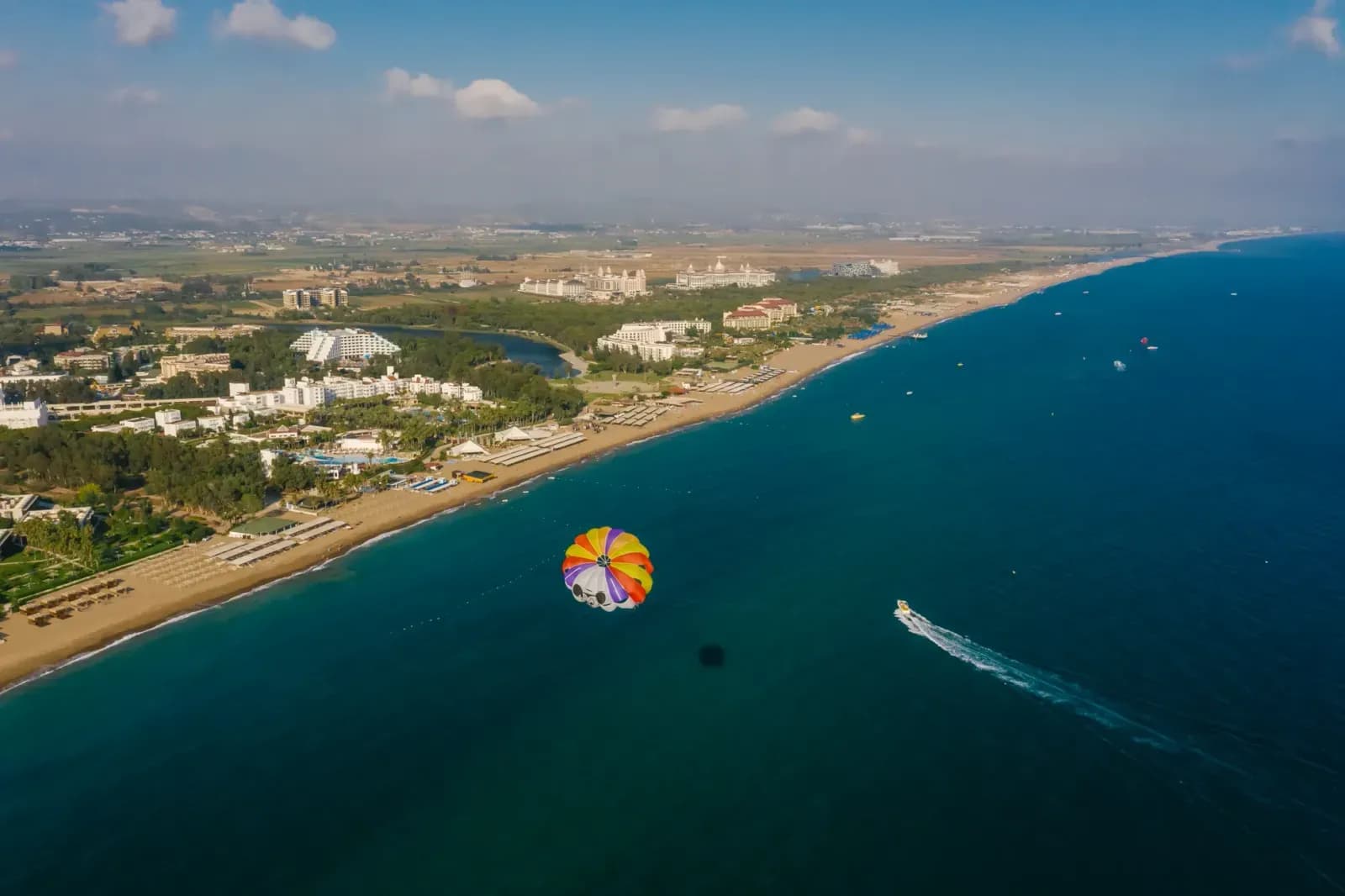 Belek turizm bölgesinde lüks bir otelin havadan çekilmiş görüntüsü