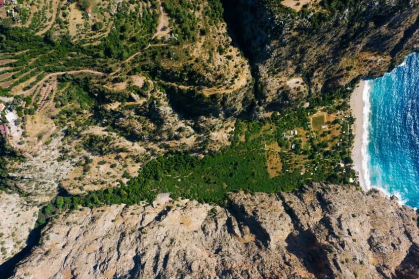 Likya Yolu'nda dağ bisikletiyle turistlere rehberlik eden bir turizm çalışanı