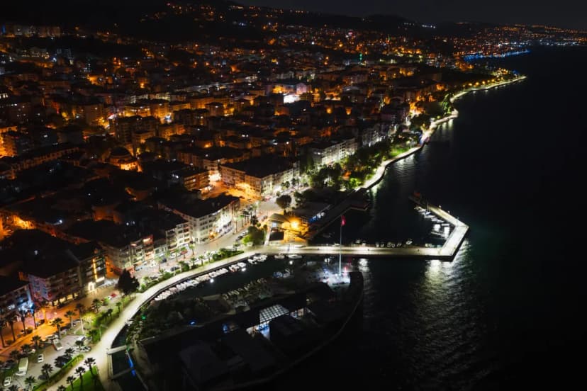 Kocaeli'de bir teknoloji ofisinde çalışan genç yazılımcılar