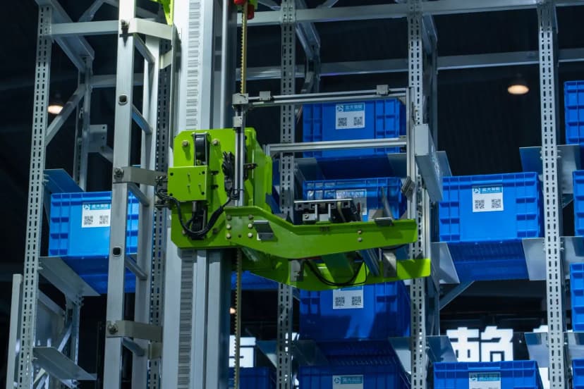 CNC tezgahı başında çalışan sanayi işçisi