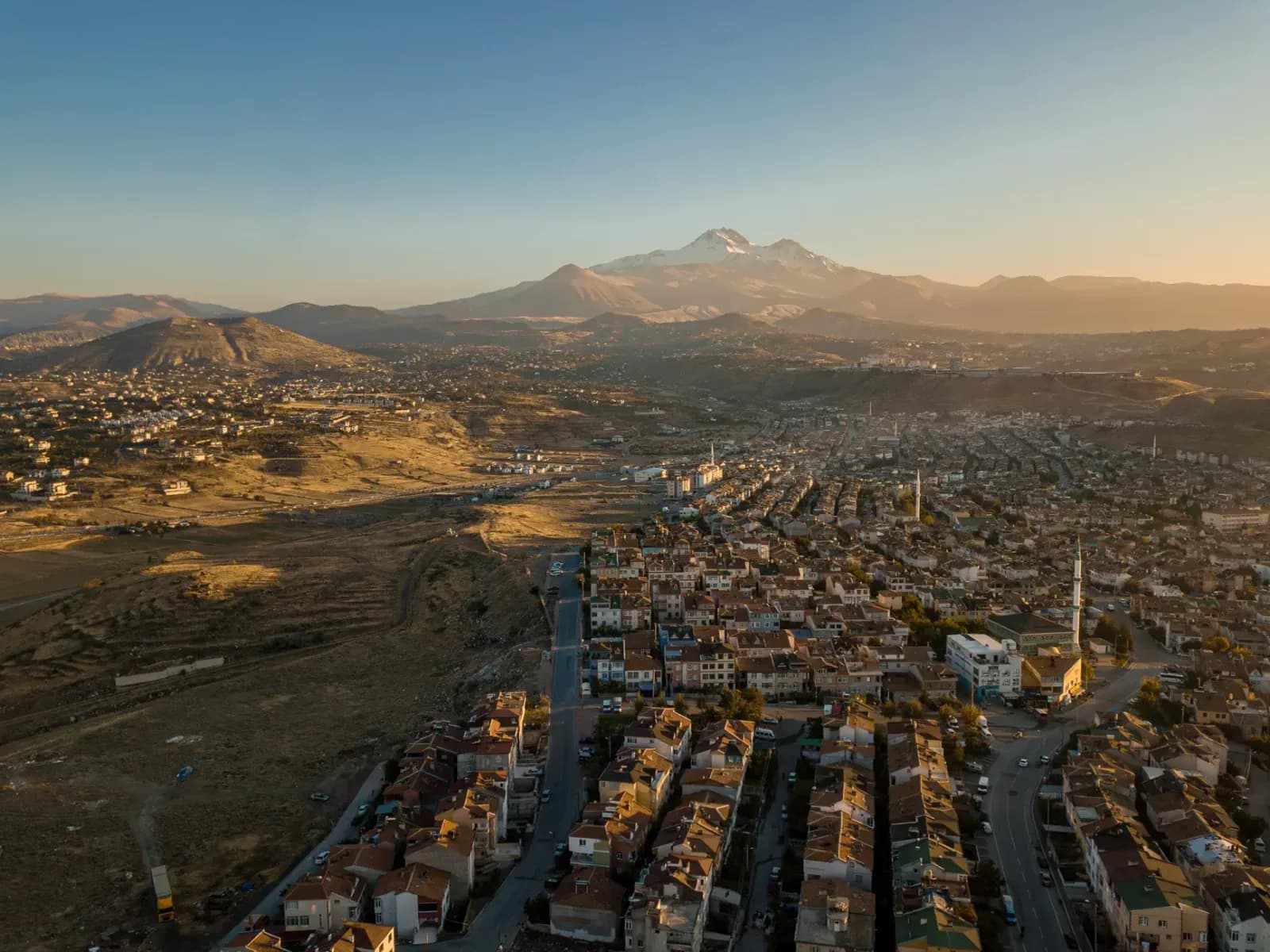 Kayseri Melikgazi Organize Sanayi Bölgesi'nde modern bir fabrika görünümü