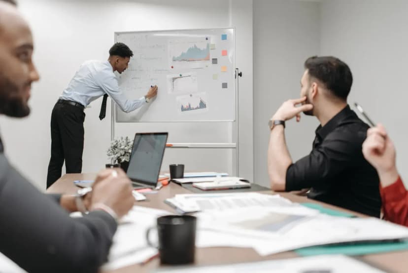 İşverenler için soft skill analiz araçları kullanılırken değerlendirme formları doldurulur