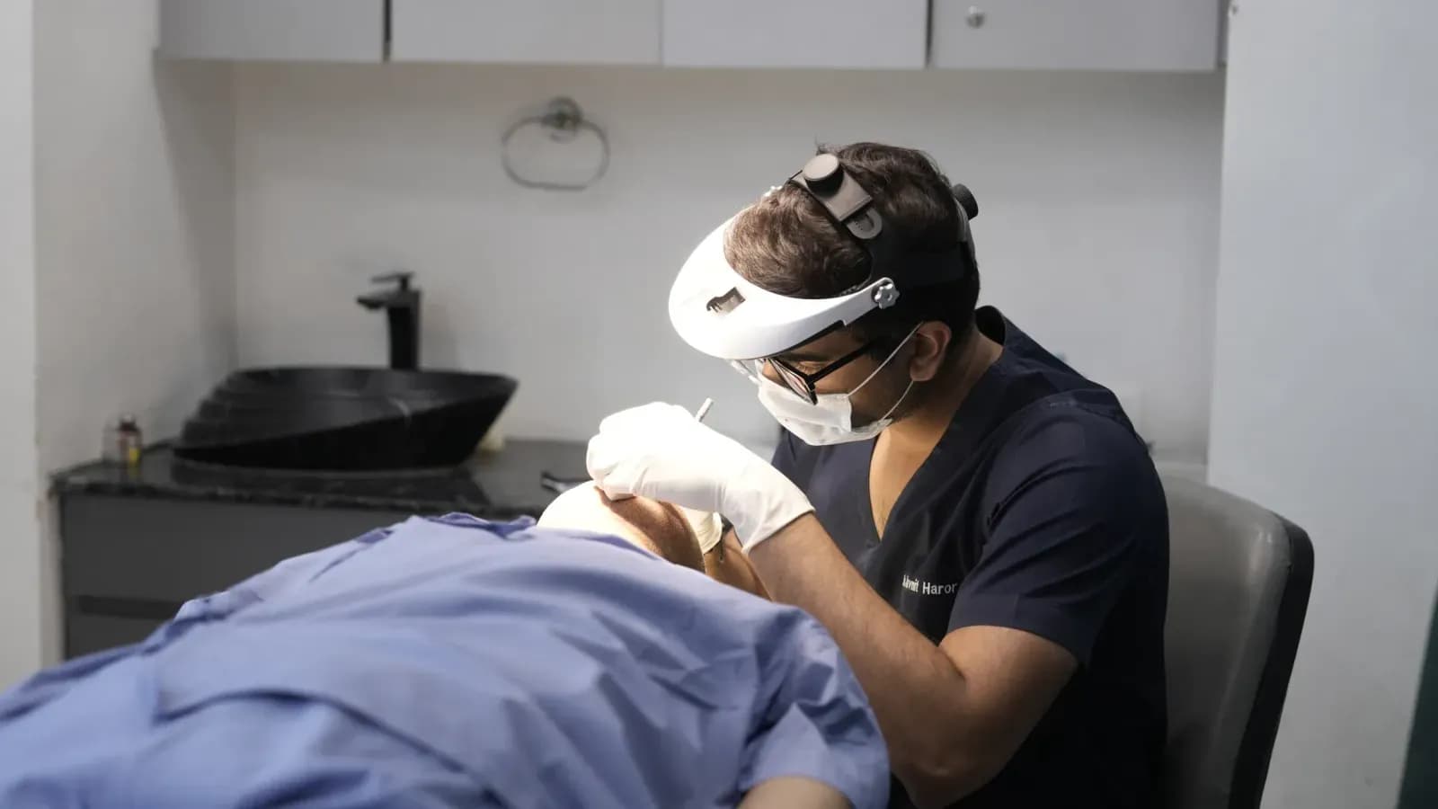 Dermatolog hasta muayene ederken, modern bir dermatoloji kliniği, uzman doktoru cilt analizi yaparken