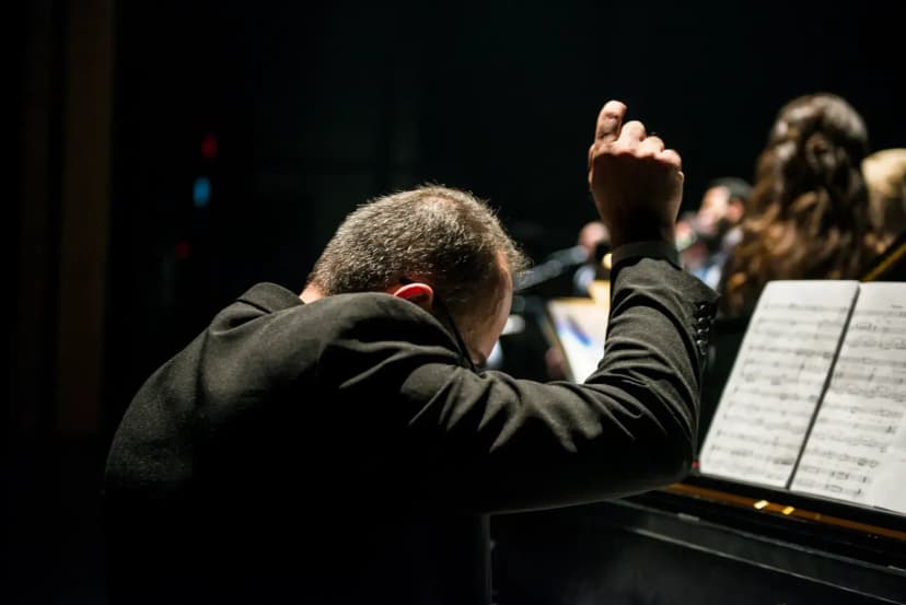 Orkestra şefi ve müzisyenler