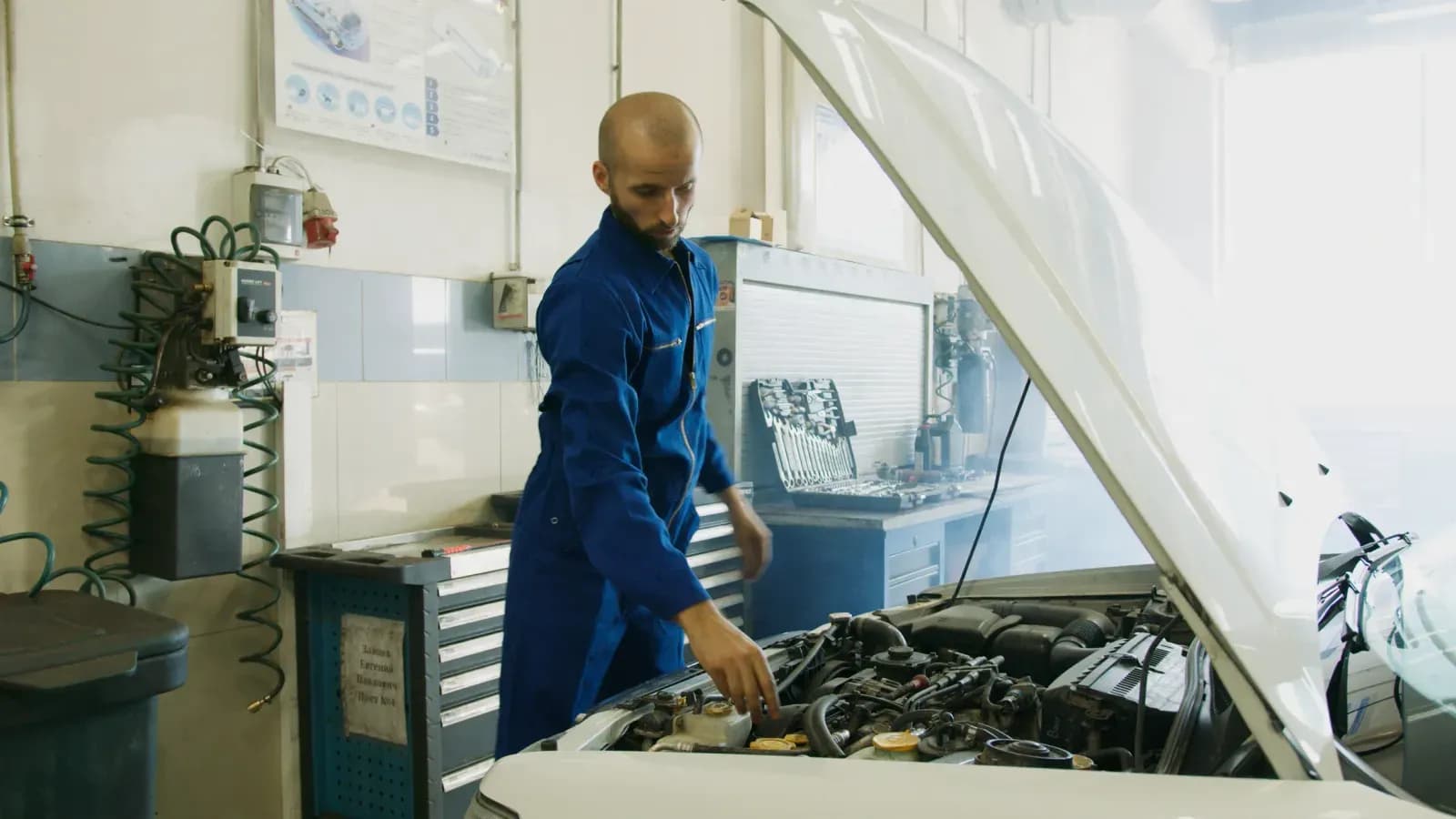 Profesyonel bir servis elemanının özgeçmişi örneği masada duruyor