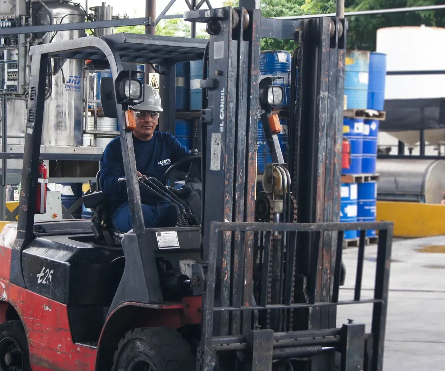 Depoda çalışan forklift operatörü