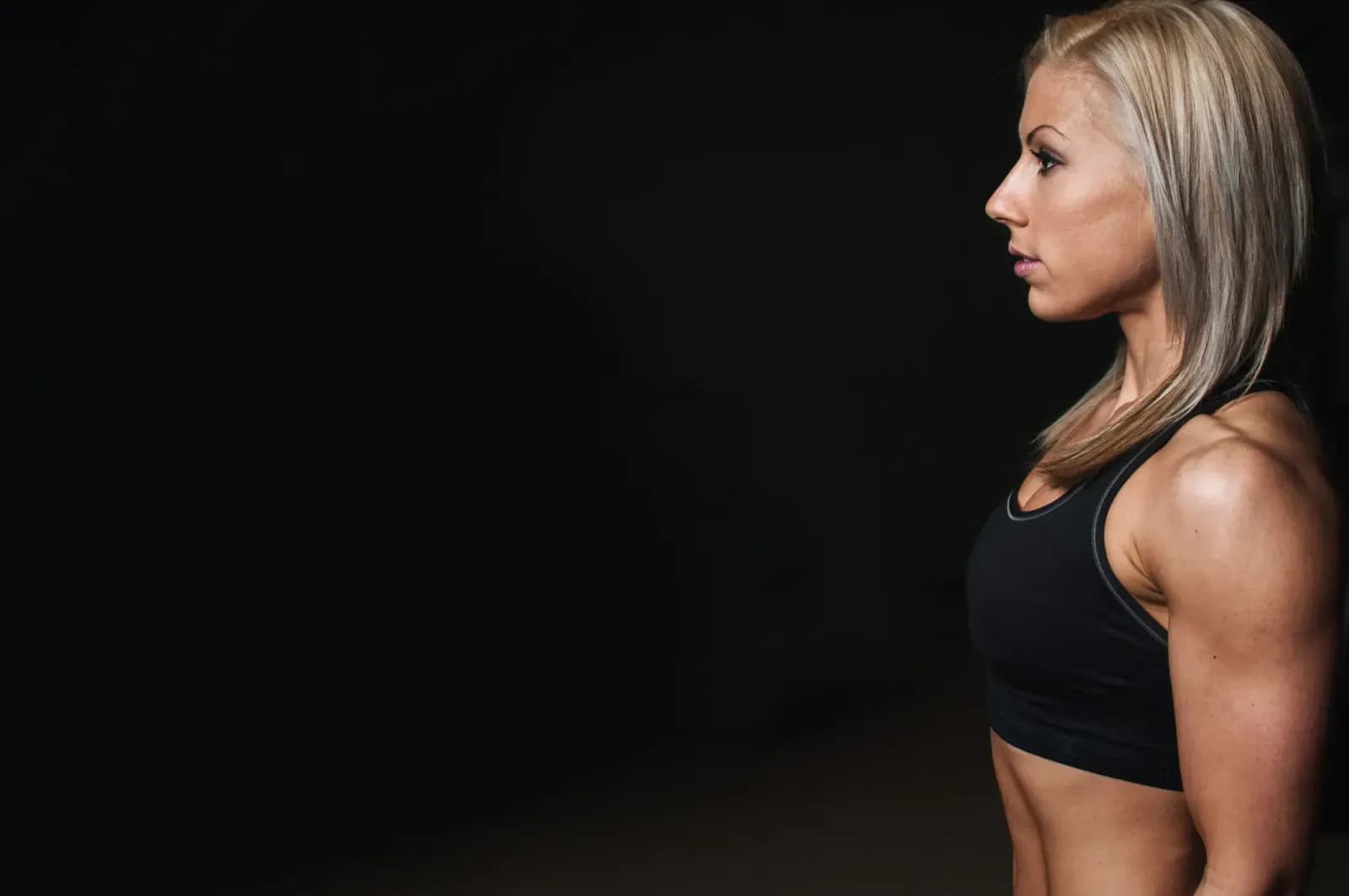 Spor salonunda çalışan profesyonel fitness eğitmeni