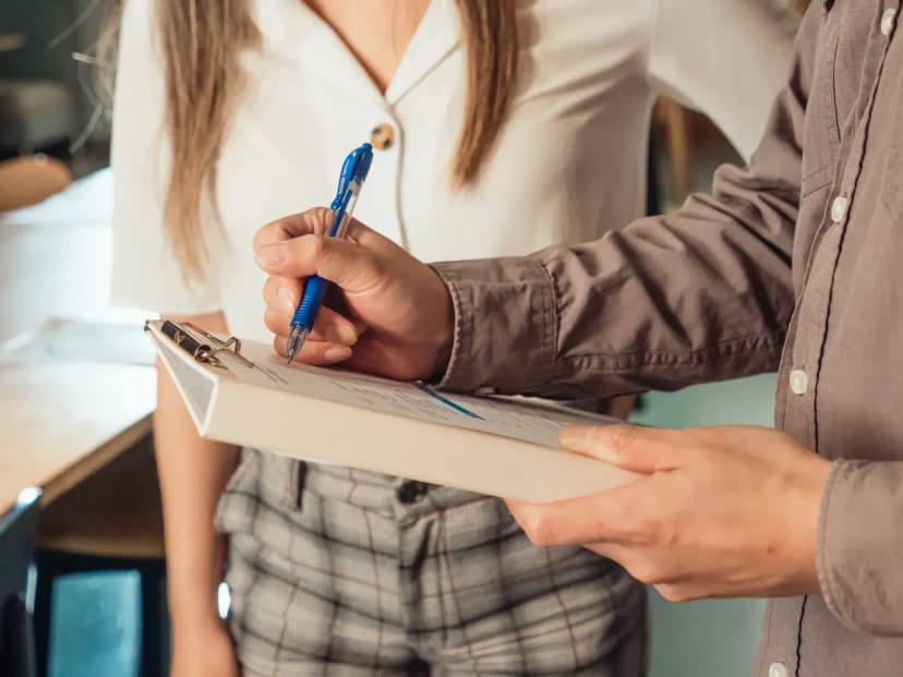Hakemlik başvurusu için hazırlanan CV örnekleri üzerine çalışan kişi