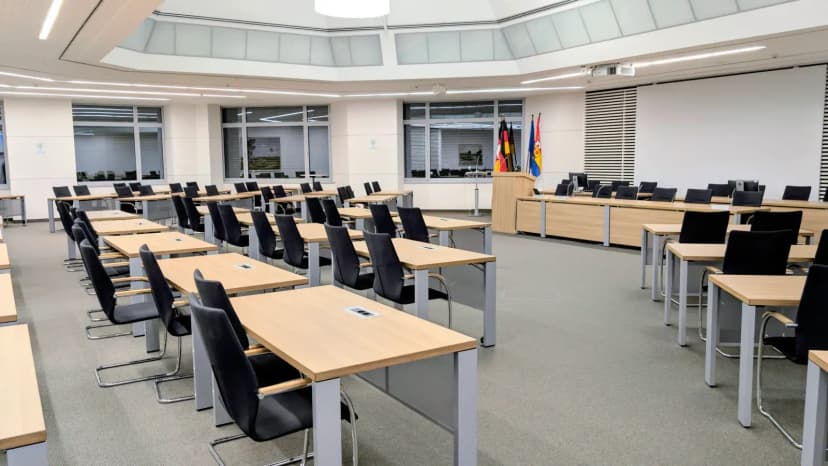 Modern bir kamu kurumu ofis ortamı