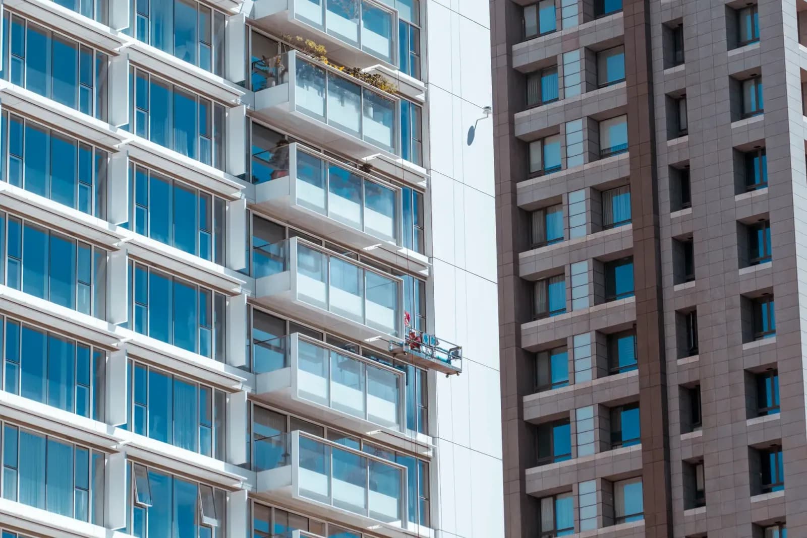 apartman bakımı yapan görevli