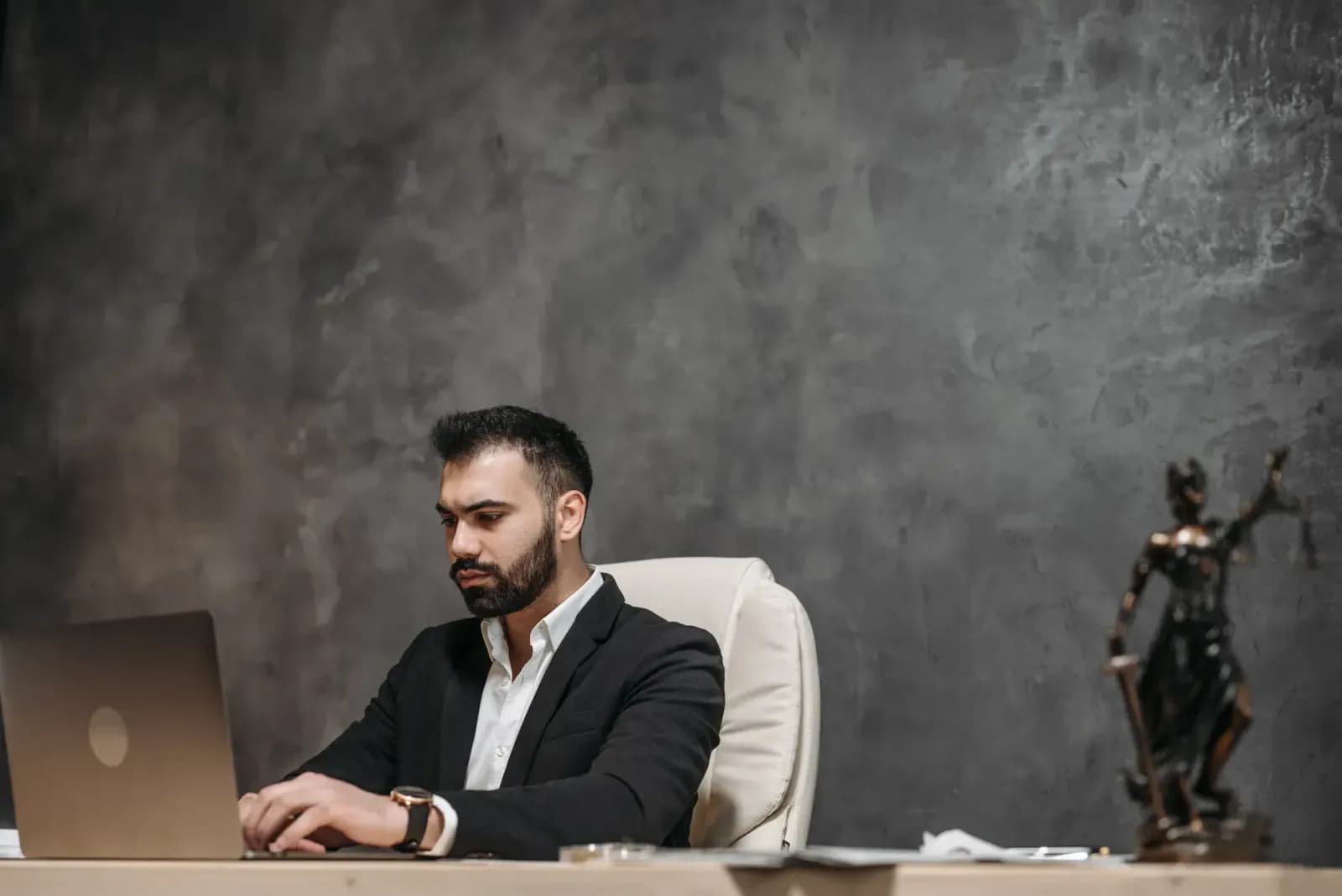 ofis ortamında patent belgelerini inceleyen uzman, modern bir ofis masasında duran bilgisayar ve teknik dosyalar