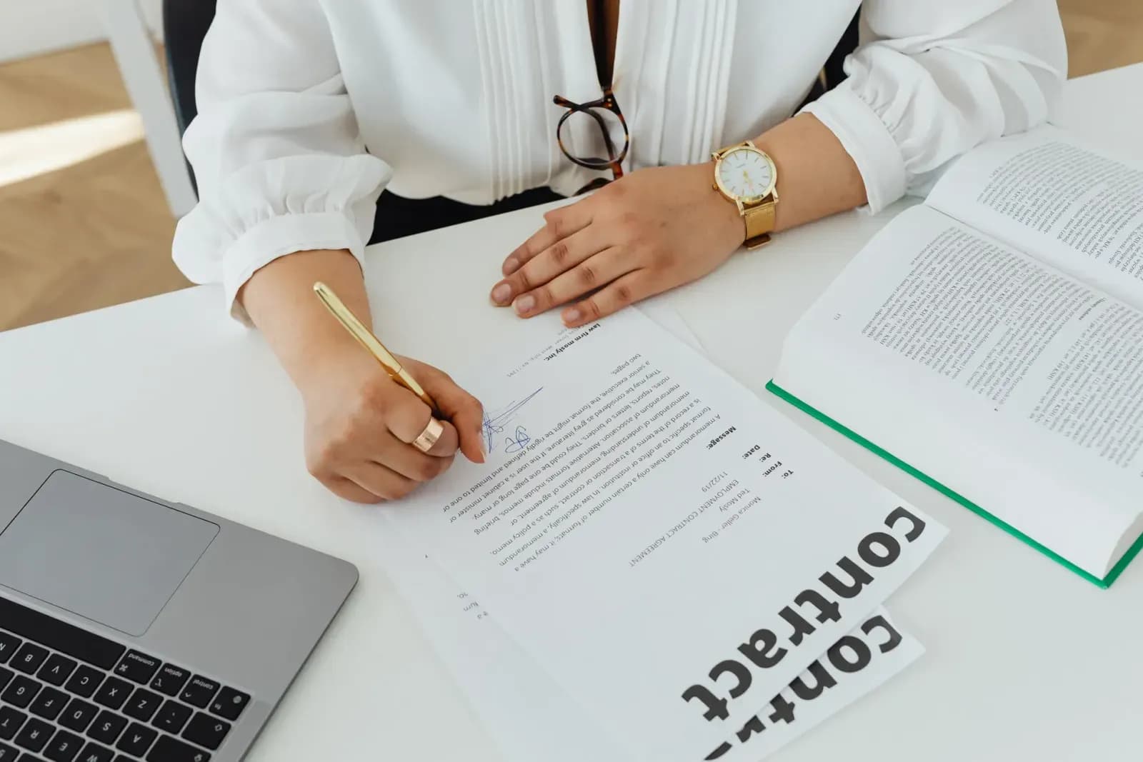 Sözleşme detaylarını inceleyen bir profesyonel