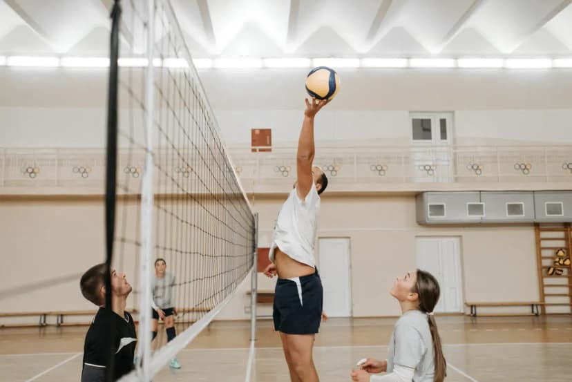 Voleybol takımının antrenman sırasında koordinasyon ve iletişim anı
