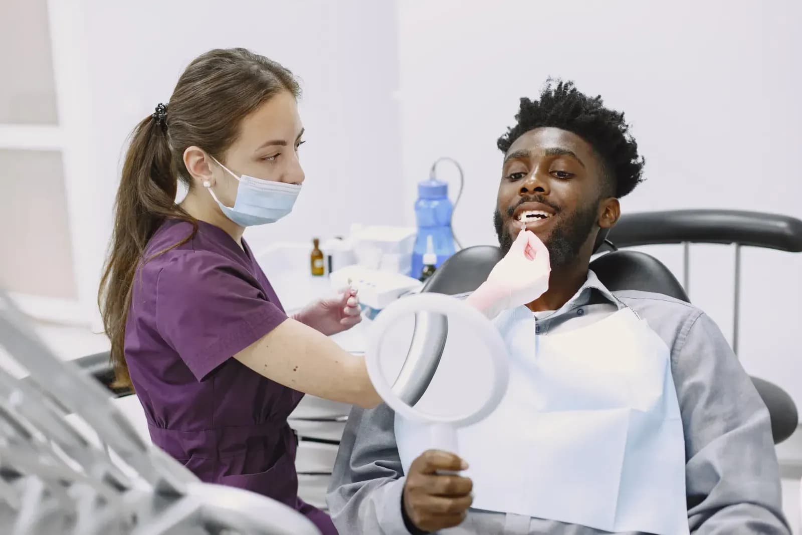 modern bir diş kliniğinde çalışan tekniker, masanın üzerinde duran profesyonel bir özgeçmiş, diş hekimliği ekipmanları yanında