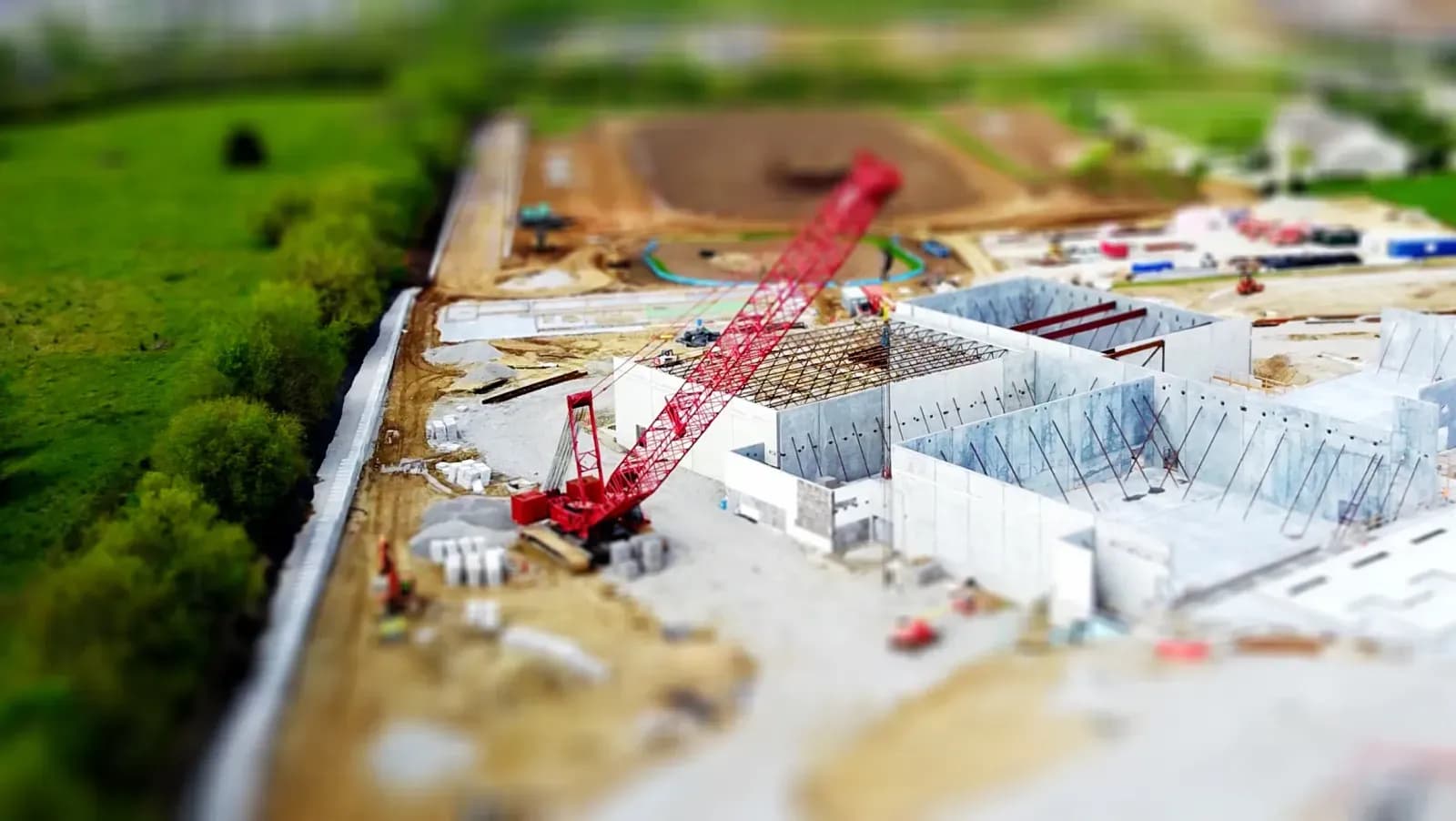 Şantiyede zeminlemesi yapan jeotek mühendisi, laboratuvar ortamında toprak numunesi analizi, mühendislik projelerini inceleyen uzman