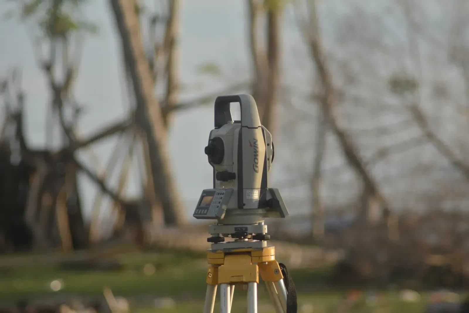 Geomatik mühendisinin arazi ölçüm ekipmanlarıyla çalışması