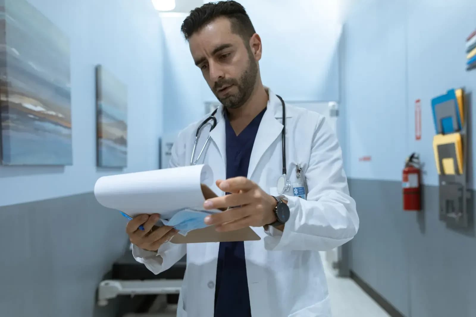 hastanede çalışan uroloji doktoru, tıp fakültesinde çalışan öğrenciler, modern ameliyathane ortam