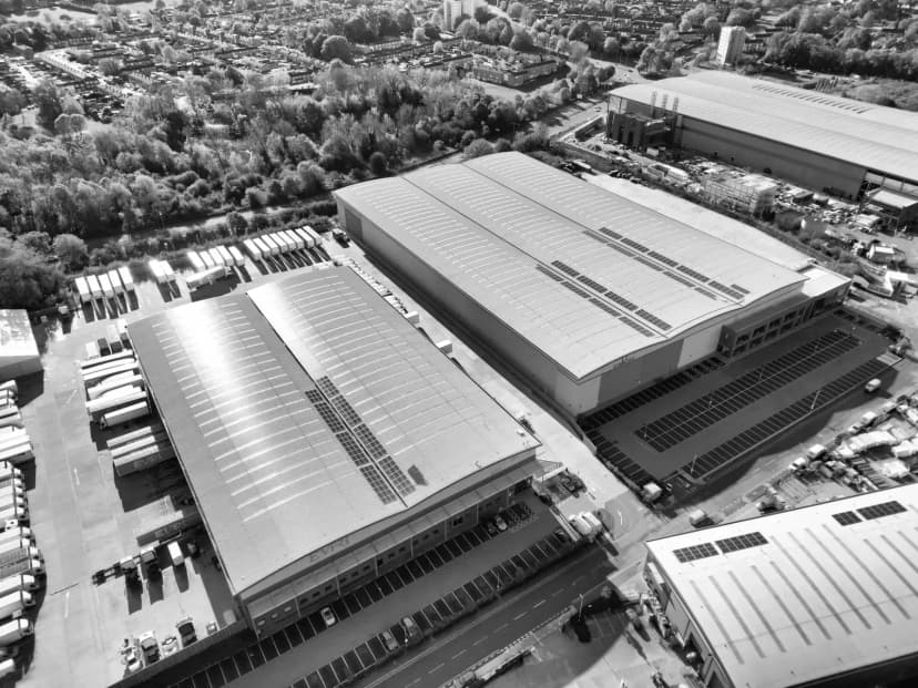 Modern depo operasyonlarının havadan görünümü
