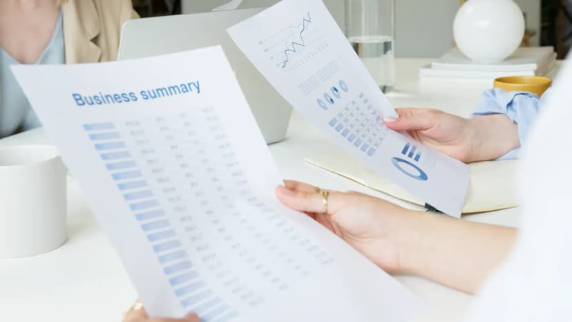 İş profesyoneli tedarik raporlarını inceliyor
