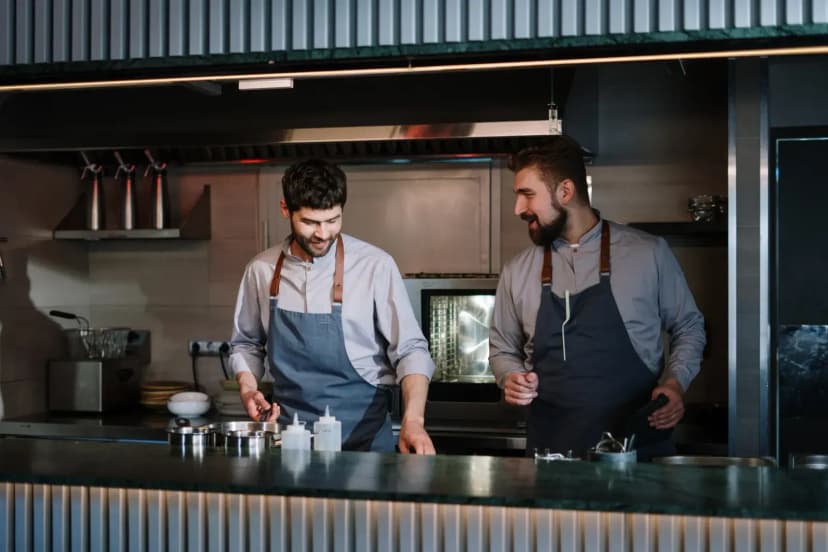 Restoran mutfağında ekip çalışması