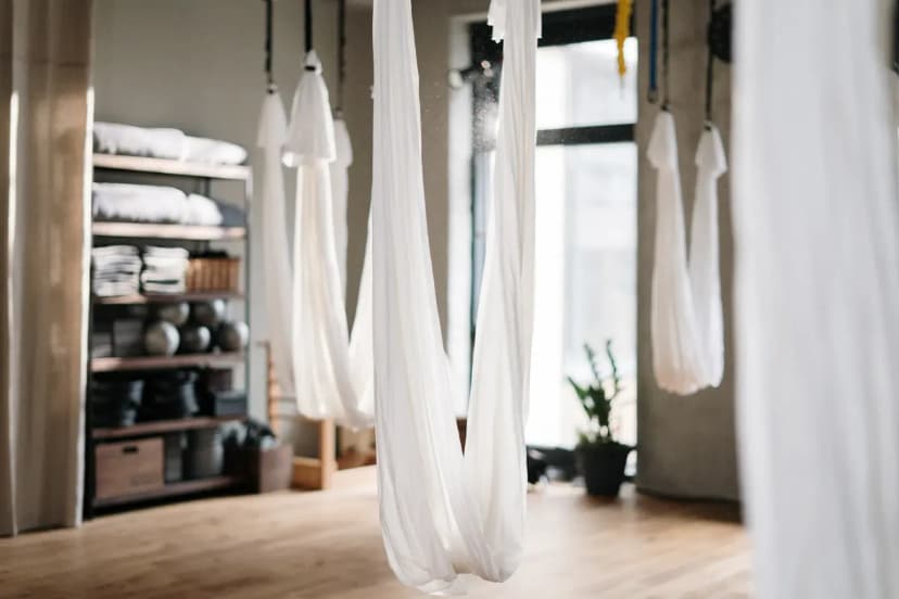Modern bir yoga stüdyosunda ders veren eğitmen