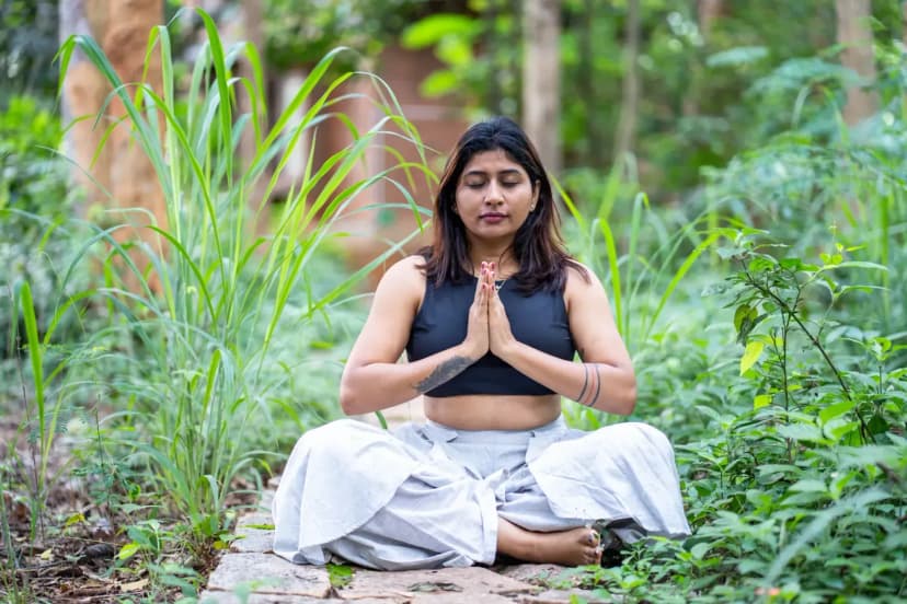 Meditasyon yapan yoga eğitmeni