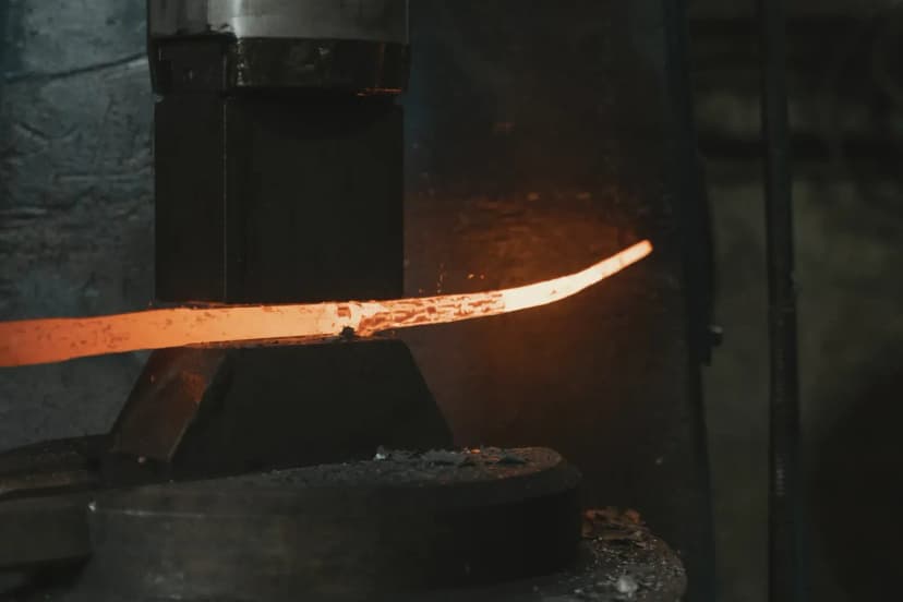 Kızgın metalin örste dövülme anı