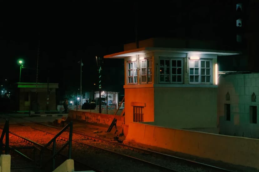 Demiryolu istasyonunda kontrol odası ve sinyalizasyon sistemi