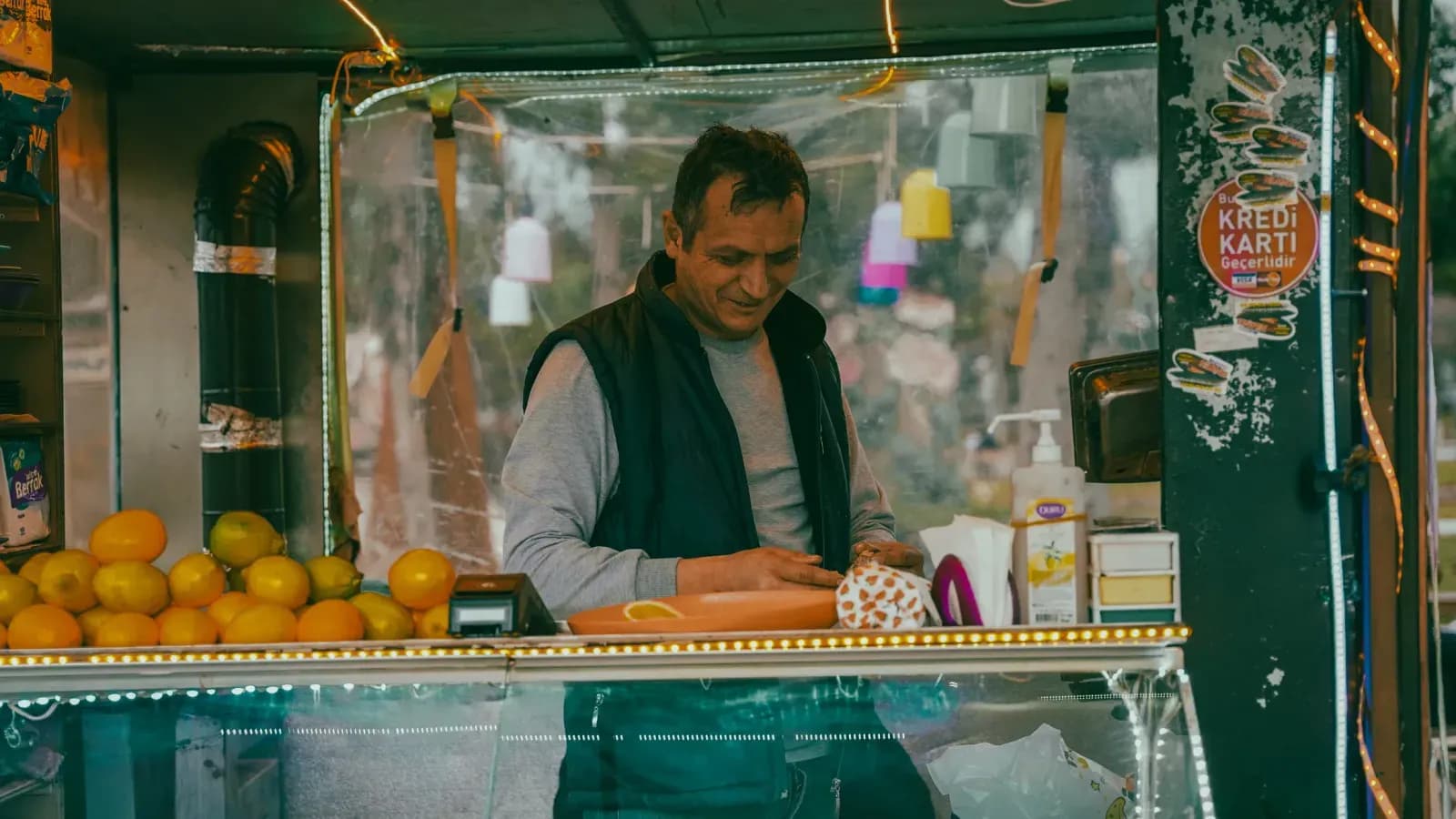 PTT şubesinde müşteriye hizmet veren bir memurun çalışma fotoğrafı