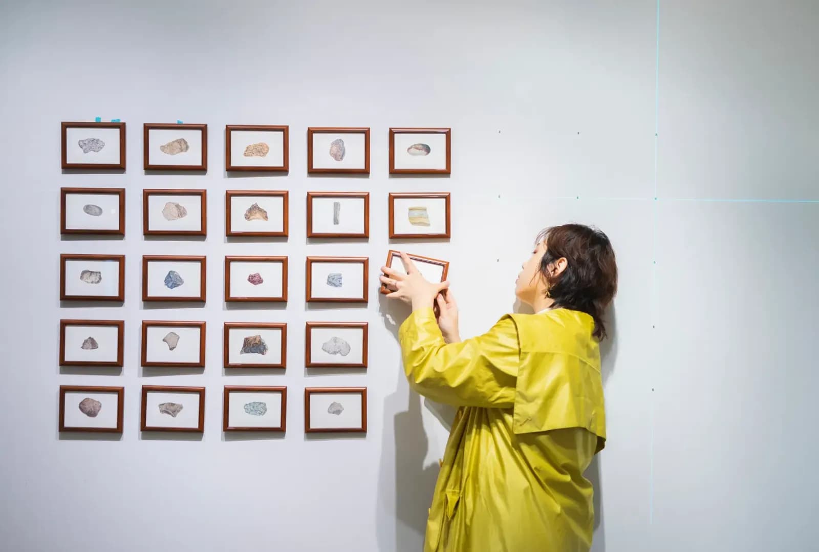 modern bir sanat galerisinde eserleri inceleyen küratör, sanat sergi planı üzerinde çalışan profesyonel, müze detayları
