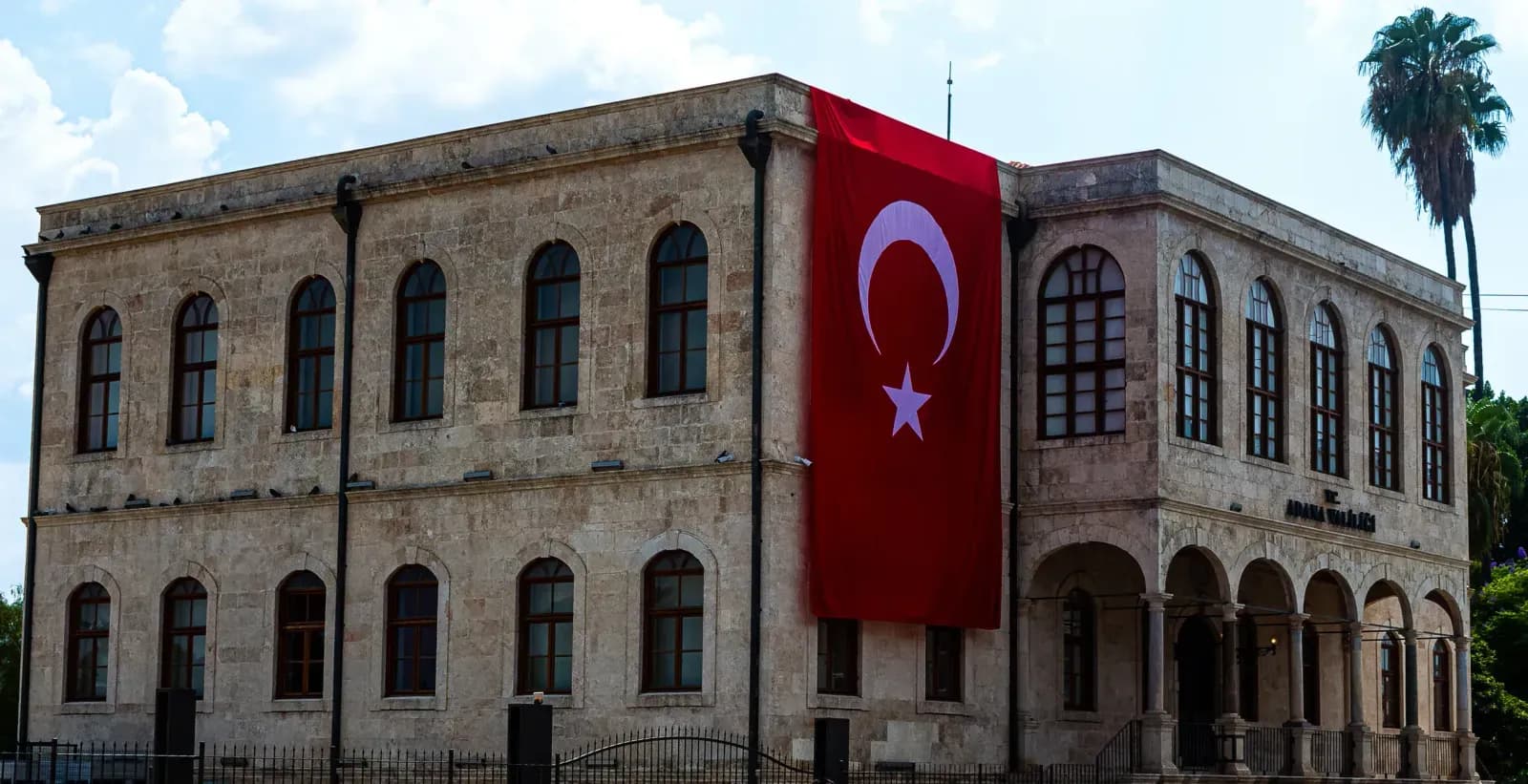 Vergi dairesi resmi binası ve memur üniforması