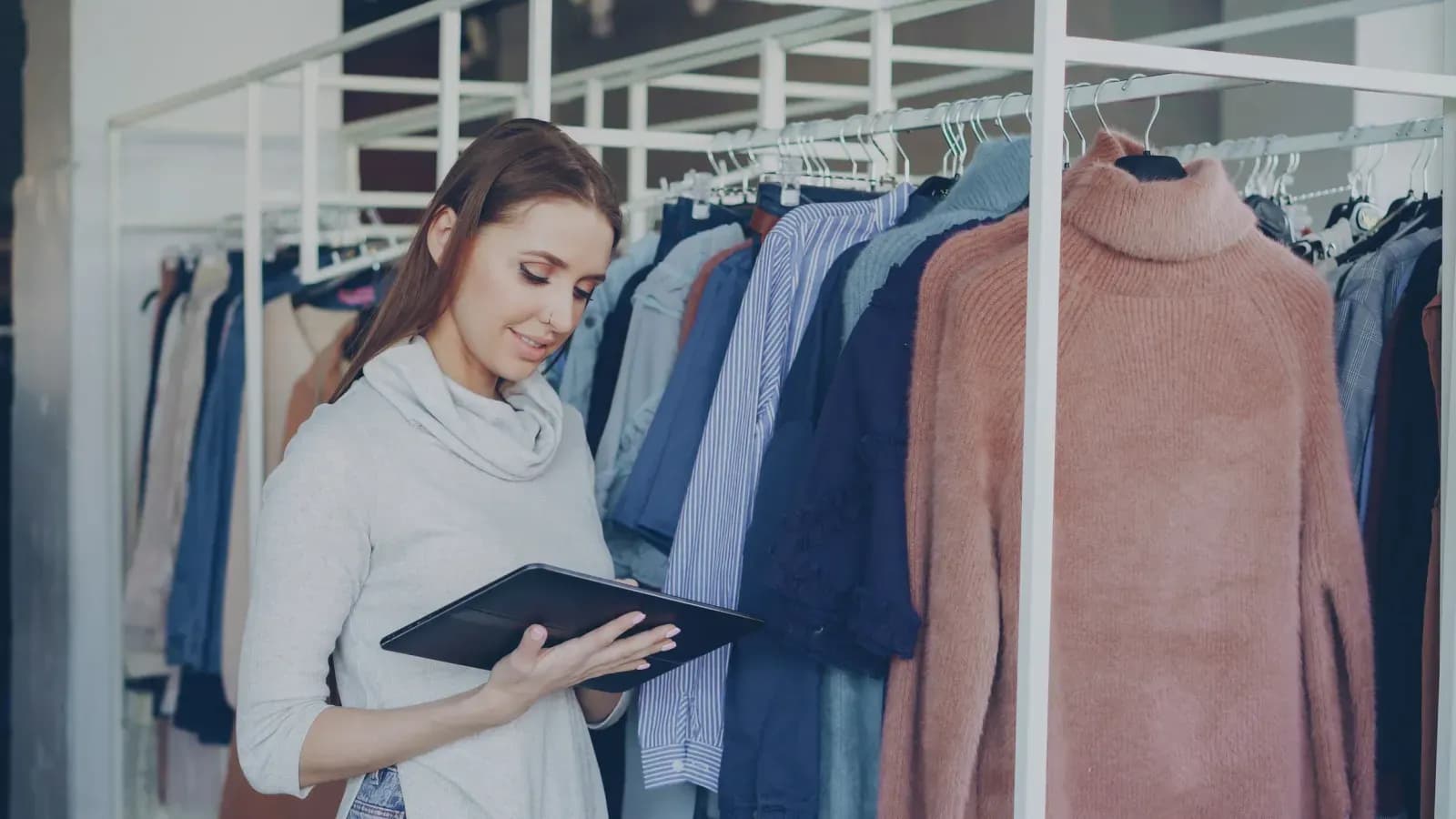Modern bir perakende mağazasında kategori analizi yapan yönetici