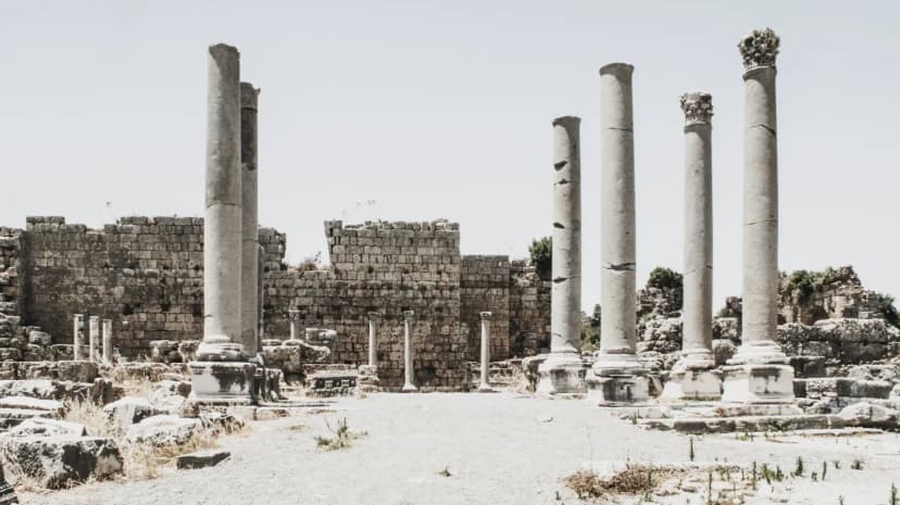 Tarihi kalıntılar üzerinde inceleme yapan uzman
