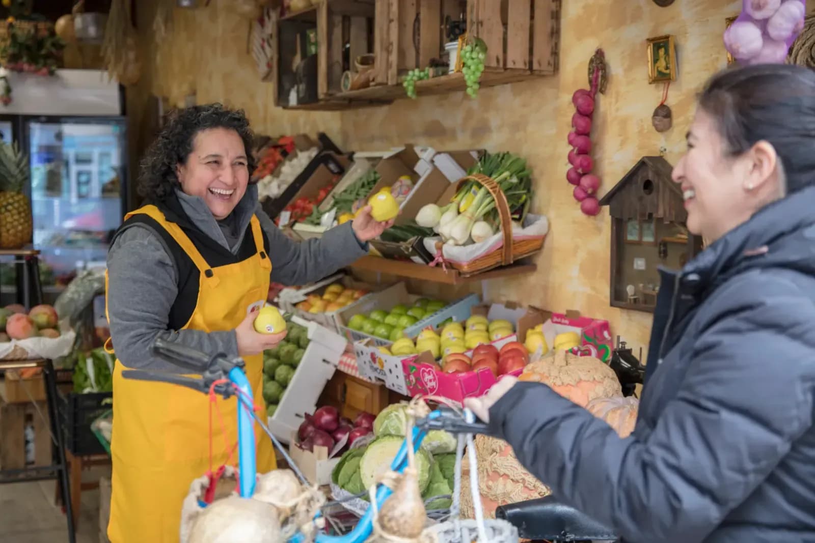 Renkli meyve ve sebzelerin dizildiği modern bir manav dükkanı