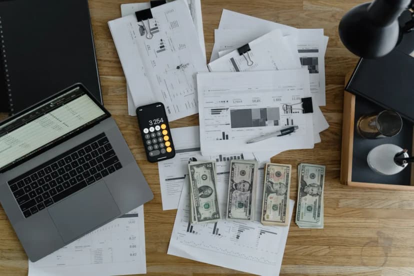 bilgisayar başında excel tablolarıyla çalışan bordro görevlisi