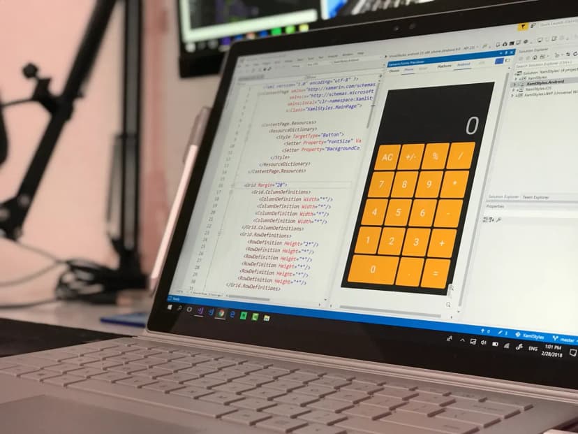 Modern bir çalışma alanında programlama yapan mühendis