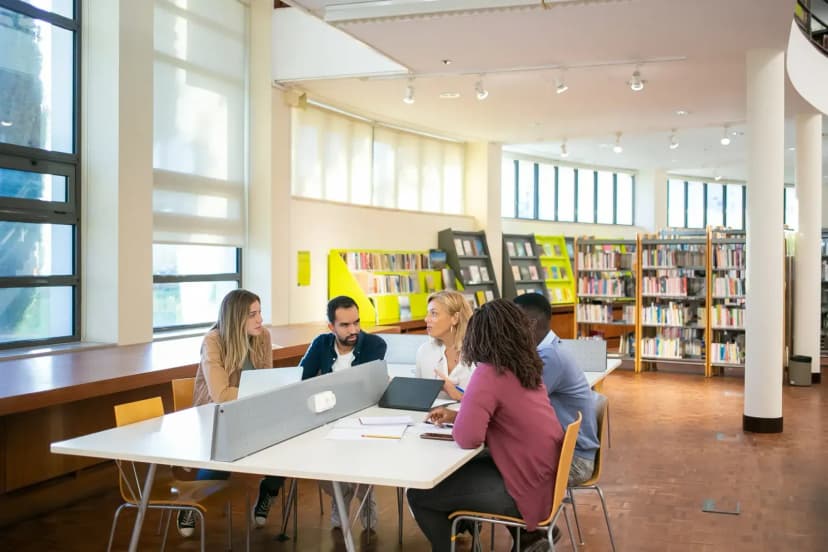 Üniversite kütüphanesinde araştırma yapan akademisyen