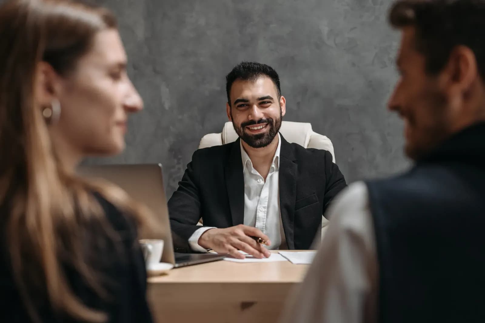 ofis ortamında mülakat yapan profesyonel bir kadın, finansal grafikleri inceleyen yatırım yöneticisi, modern bir ofiste stratejik toplantı masası