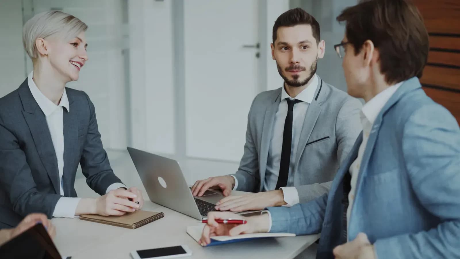 teknik lider ekibiyle toplantı, yazılım mimarisi planı, profesyonel ofis ortamı